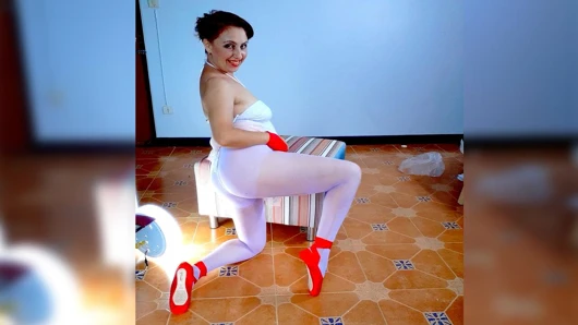 Balerin striptiz - pantolonsuz çıplak balerin