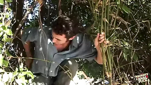 Esmer kadın modellik yerine anal seks yapan adamlarla sapıkça üçlü seks yapıyor