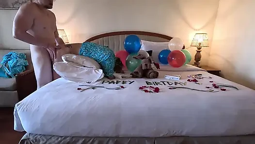 Bir otel odasında üvey annemle ilk sikiş, onun doğum günü