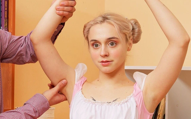 Sevimli gerçek genç kız flexi pozisyonlarında anal seks