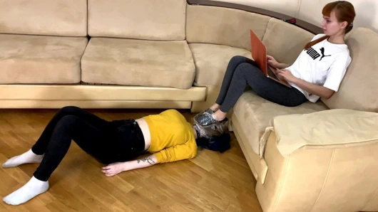 Kirli çoraplarıma nefes al kaltak! lezdom kokulu çorap