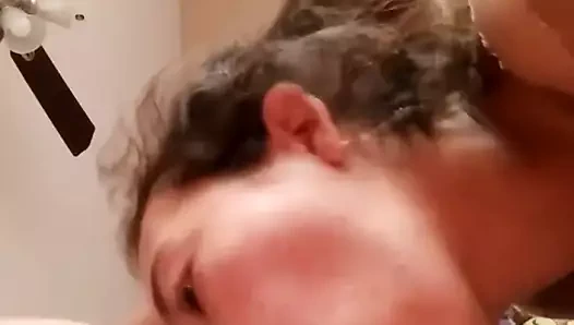 Se viene en la cara de la tetona