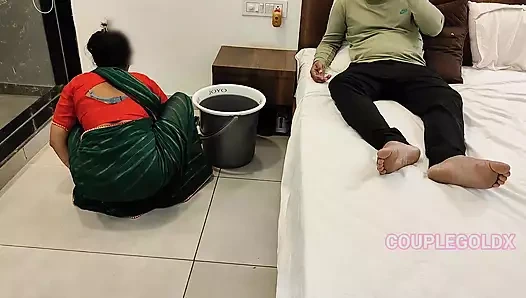 Komal yüzme havuzuna gitti ya da kocasının mastürbasyonuyla başladı