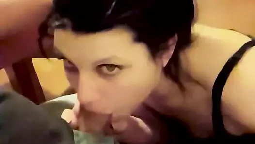 Amatör gırtlağına boşalma derlemesi ağzına boşalma orta yaşlı seksi kadını yutuyor