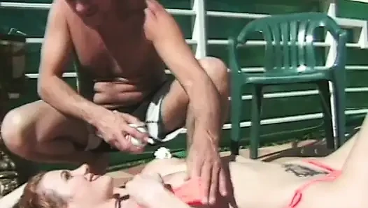 Ateşli esmer ve adam krem şanti ile kaplanıyor