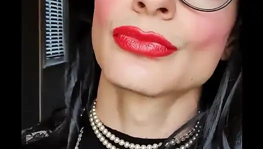 Sıkı siyah dantelli elbisemi giyerek daha fazla azdırıyor. Ellerini belime dolasan nasıl olur?