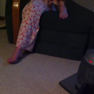 Çıplak ayaklı kayınvalide ev ofisimde beni ziyaret ediyor