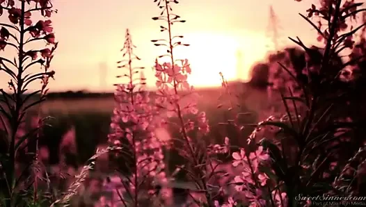 Sevimli kısa saçlı bebek yana doğru becerdin