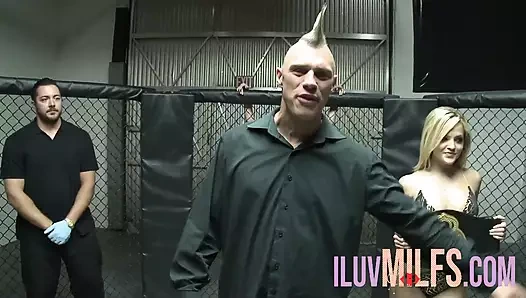 Küçük memeli esmer bebek sert anal seks