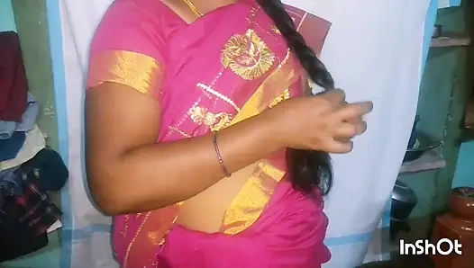 Büyük götlü Tamil Sari ev hanımı büyük göğüslerini köyde sikiyor