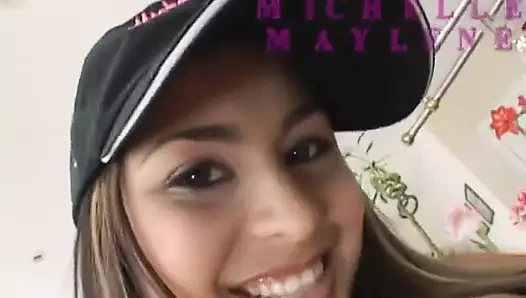 Olgun adam evde esmer bir genç kızın sıkı noktasını sikiyor