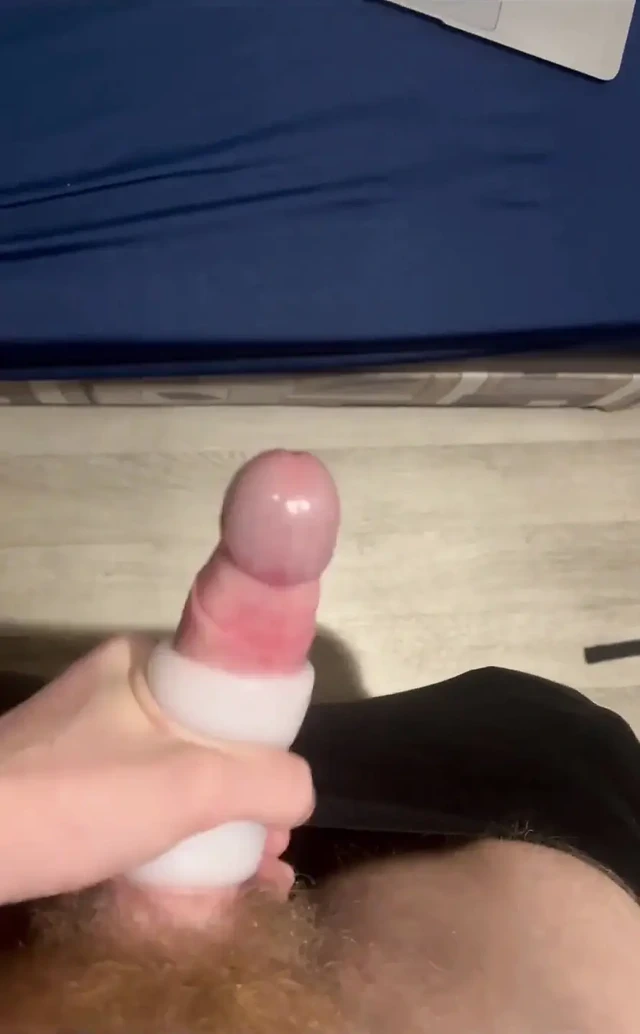 Heyecanlı twink yeni bir oyuncakla oynuyor, zevk ve boşalma!