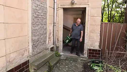 Ateşli sarışın mastürbasyon yapıyor ve sakso çekmeyi seviyor