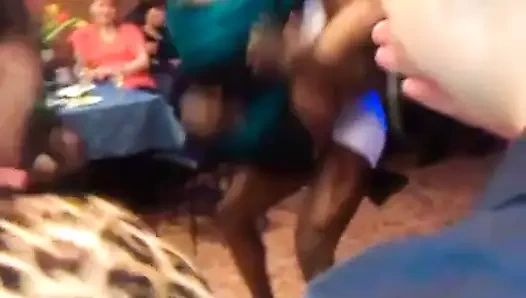 Bekarlığa veda partisine bir çikolata striptizci çağrıldı)))