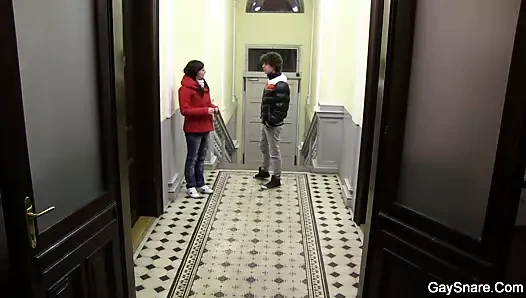 Fooled curly oğlan hoşlanır eşcinsel ilk zaman anal sikme