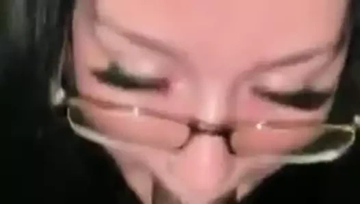 Beyaz civciv salyaları üzerinde bbc