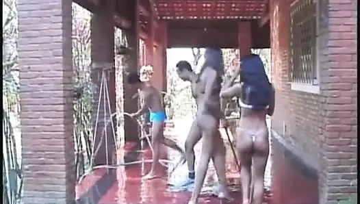 Sidik sırılsıklam açık havada grup sikişi - sürtükler her yere sırılsıklam