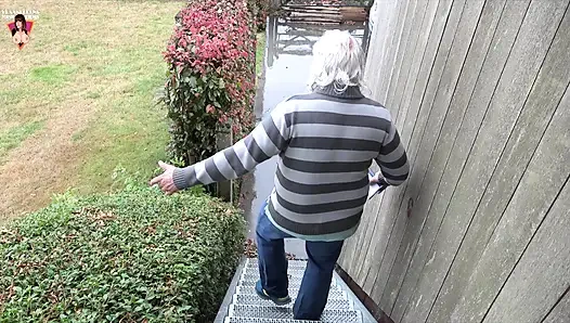 Genç sürtük kanepede sikiliyor.