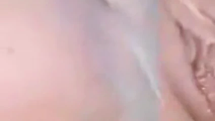 Seks oyuncakları ile oynayan kız