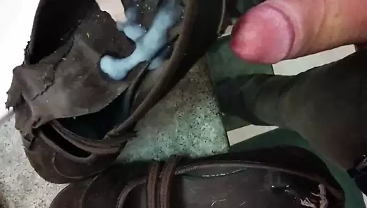 Kız arkadaşımın evlerine boşalıyorum