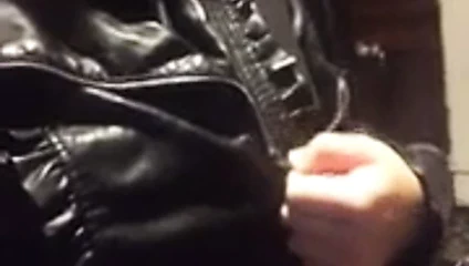 Mami'nin deri ceketli devasa doğal göğüsleri! xxx