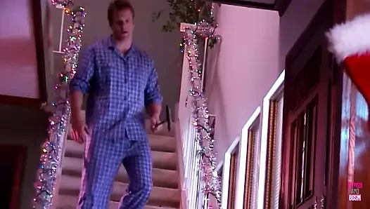 Noel sırasında büyük sahte göğüslü sarışın bir bebek koca yaraklı bir adam tarafından sikiliyor