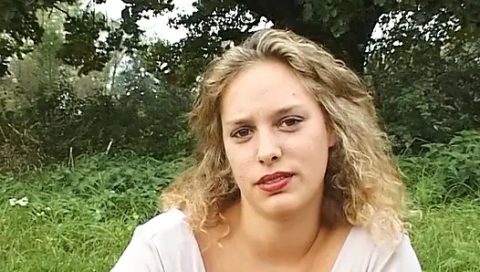 Sevimli sarışın piliç açık havada sert yarak emiyor