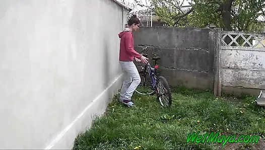 Soğuk bir günde arka bahçede işiyor ve bisikletle ayrılıyor