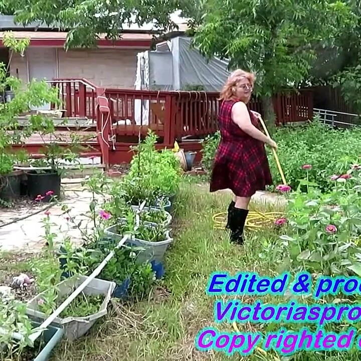Bahçede seksi yürüyüş ve dağınıklığı temizleme