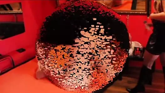 bebek bezi giyen yetişkin bebek hakim ve aşağılanmış alır