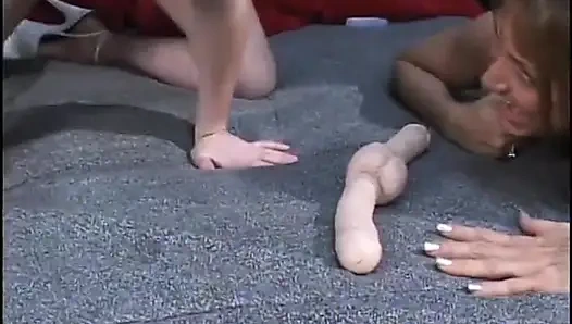 Olgun ve orta yaşlı seksi lezbiyen sert seks yapıyor