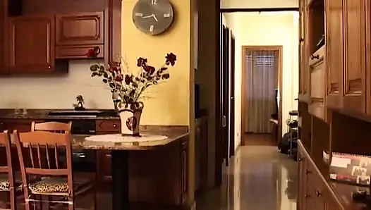 Azgın orta yaşlı seksi kadın mutfakta parmaklanıyor ve sikiliyor