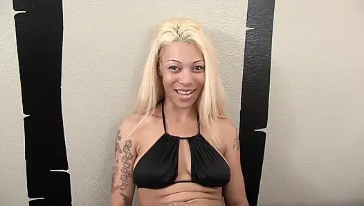 Güzel sarışın orta yaşlı seksi kadın en sevdiği dildoyla mastürbasyon yaparak kendine derin zevkler veriyor