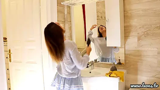 Süper ateşli minyon Asyalı kız amını ve büyük götünü teşhir etmek için banyoda transparan külotunu alıyor