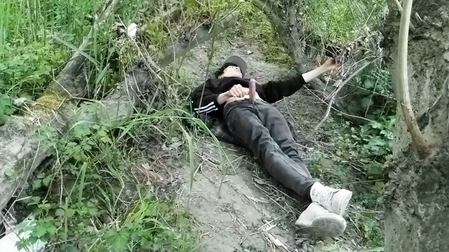 Sevimli jon arteen gay twink açık havada mastürbasyon yapıyor, havada kuru sikişiyor ve pantolonundaki bir delikten döl atıyor