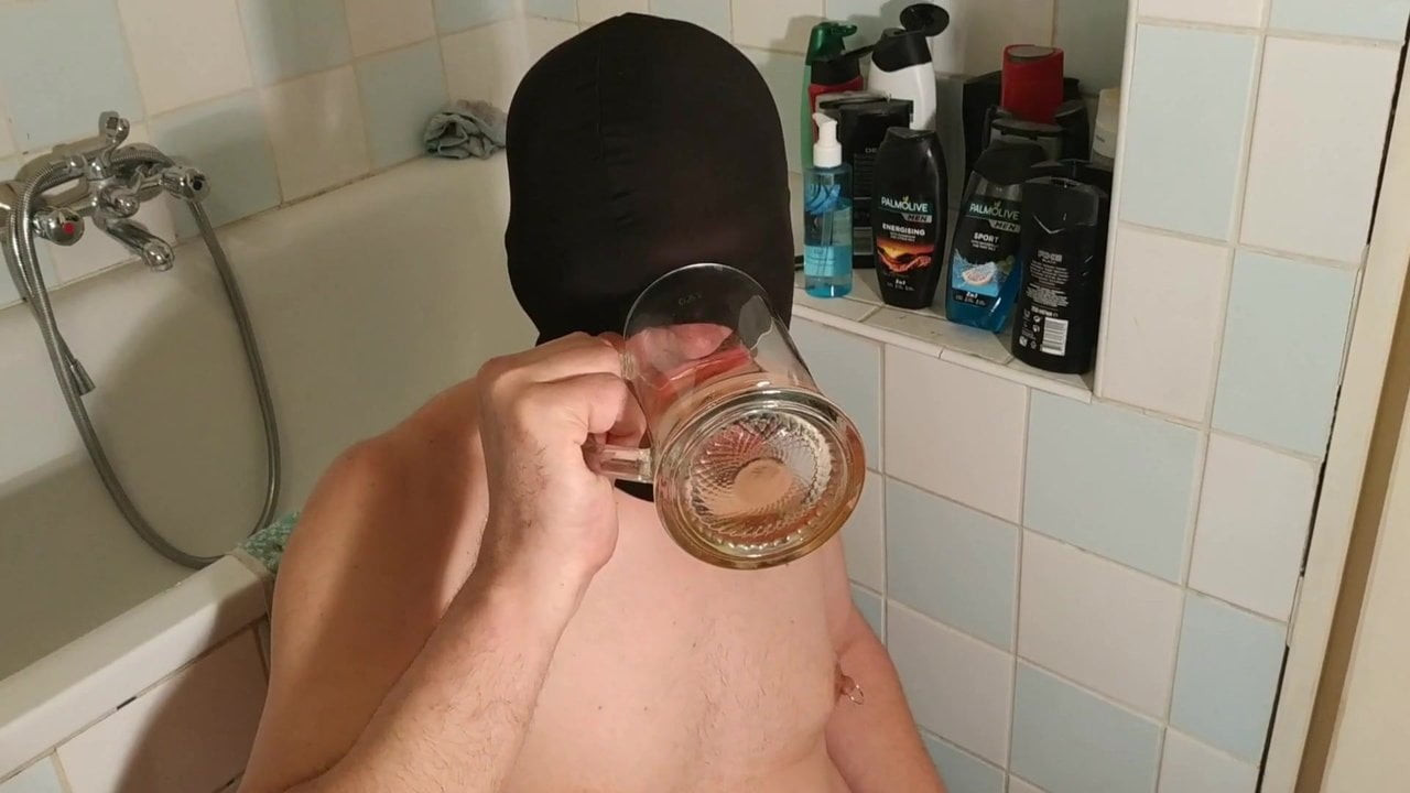 Ultra sert gagging boğaz sikme bir işemek içici köle
