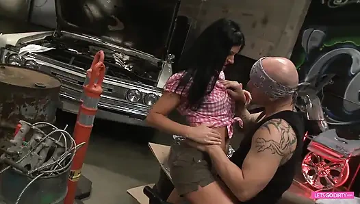 Fışkırtmalı orta yaşlı seksi kadın arabada ve kanepede amcık sikişini seviyor