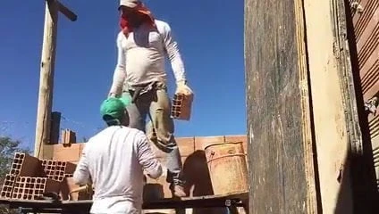 Dando uma chupadinha no pau do pedreiro