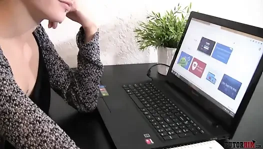Ona dağınık anatomi dersi veriyor