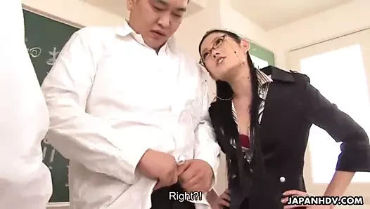 Yaramaz öğretmen aptal öğrencisinin sert horozunu emiyor