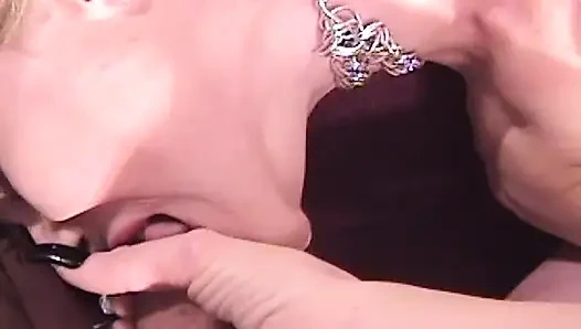 İri göğüslü sarışın kız iki adamla sert seks yapıyor