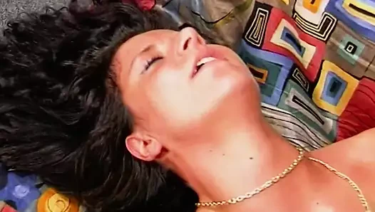 Çoraplı iyi görünümlü Alman bayan sert bir penisi memnun ediyor