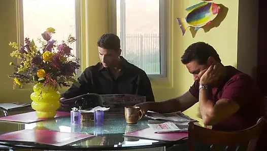 Sevimli kızıl saçlı harika seks seansının ardından amına krem alıyor