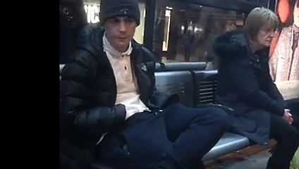 Elinde pantolon olan Str8