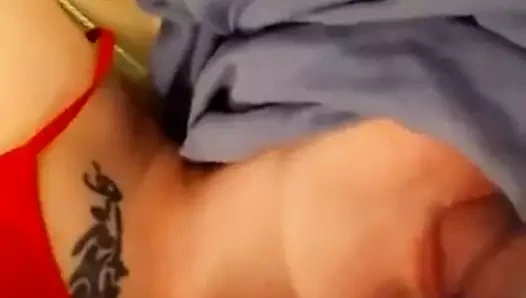 bağlı ve gözleri bağlı