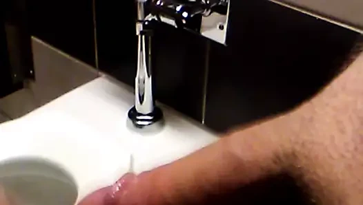 genç sarışın gf emme içinde kamu tuvalet