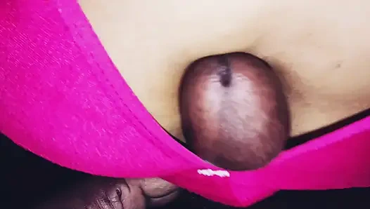 Hintli kız çişini gösteriyor ve fışkırtıyor