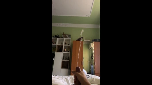 Mastürbasyon yapıyor ve kalın bir dölü yukarı çekiyor