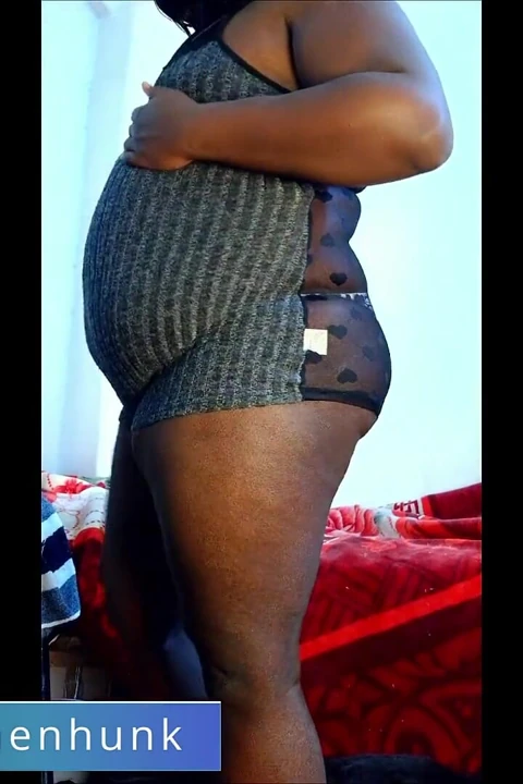 Azgın tombul travesti vücut elbisesini çıkardıktan sonra yağlanıyor ve baştan çıkarıcı bir şekilde twerk yapıyor