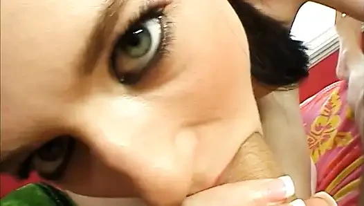 Dövmeli genç kız dildoyla mastürbasyon yaptıktan sonra kel bir adama tinny amını siktiriyor